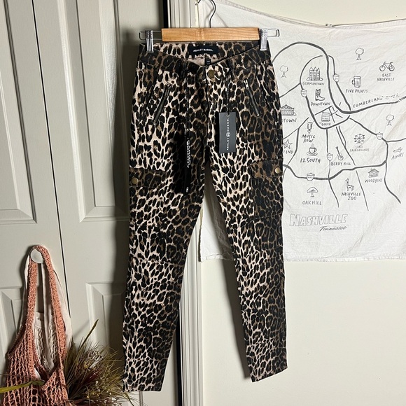 NWT Ashley Mason Leopard print cargo skinny jeans size 25 - Picture 1 of 7